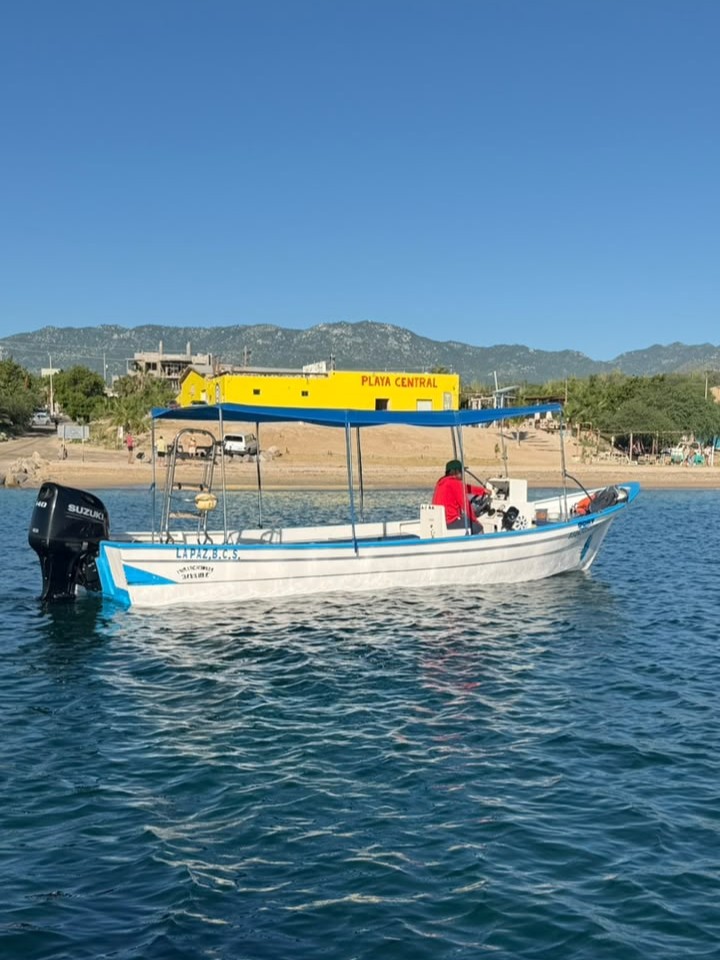 Embarcación frente a la playa de La Ventana